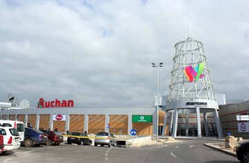 Mai multe persoane acuză că s-au intoxicat după ce au mâncat la autoservirea Auchan din Maritimo